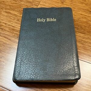 Vtg Leather Holy Bible 1972 King James Version Red Letter Ed color Maps & Photos
